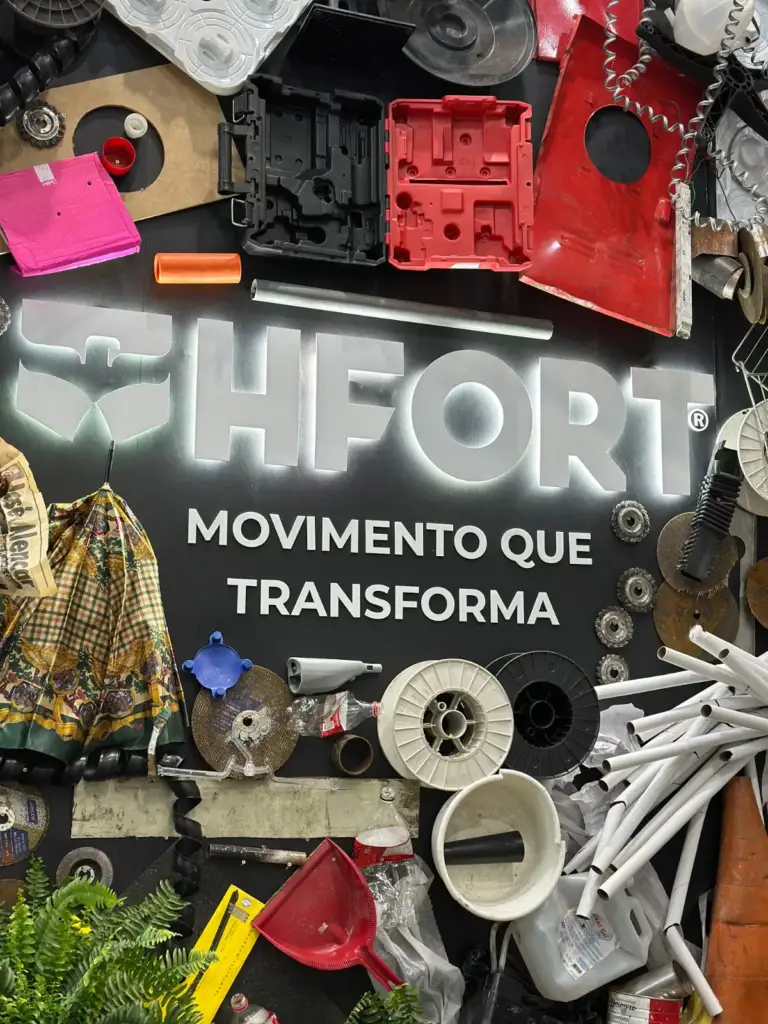 Parede de homenagem aos recicladores, feita com metais, plásticos e outros resíduos