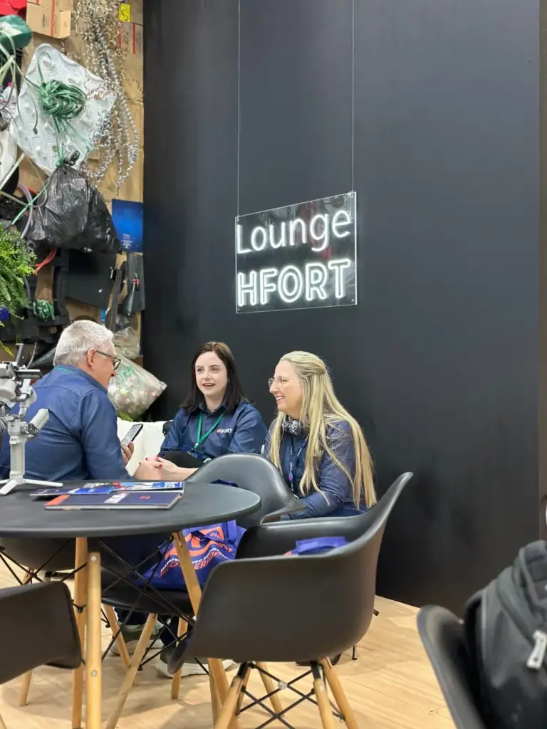 Lounge HFORT com clientes em atendimento
