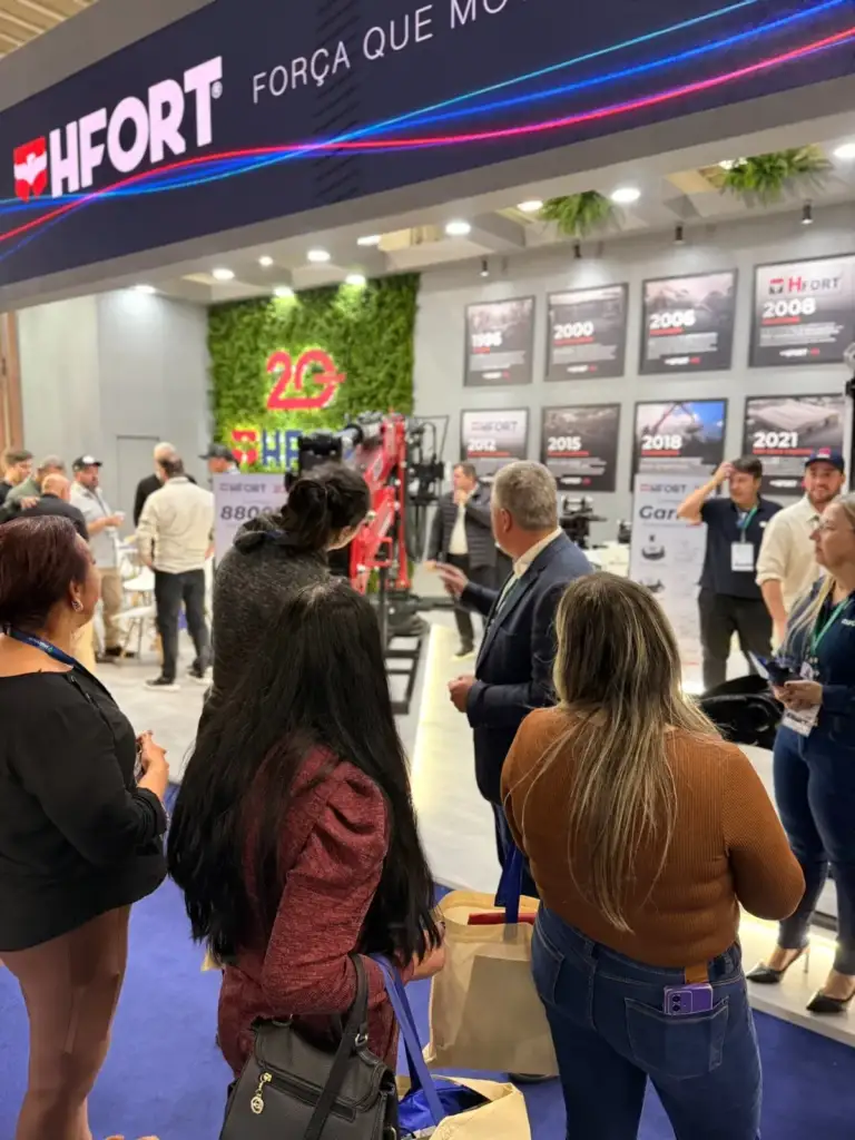 Visitantes no estande da HFORT na Lignum 2026