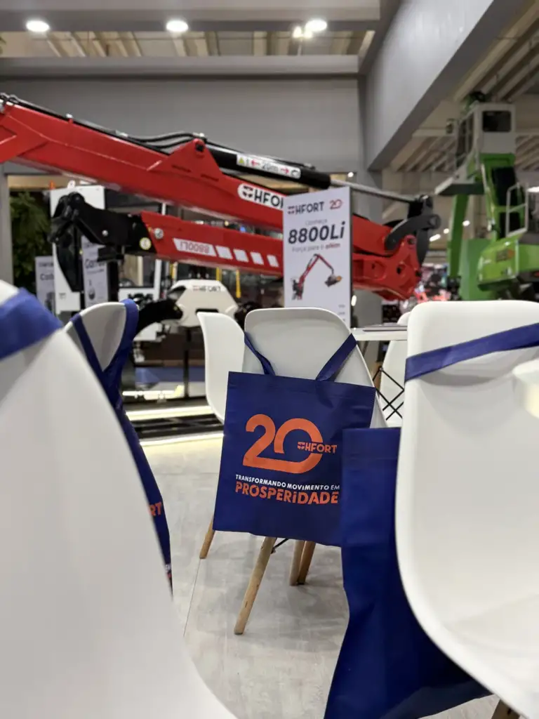 Garra e lança da 8800LI com cadeiras do lounge HFORT na Lignum 2026